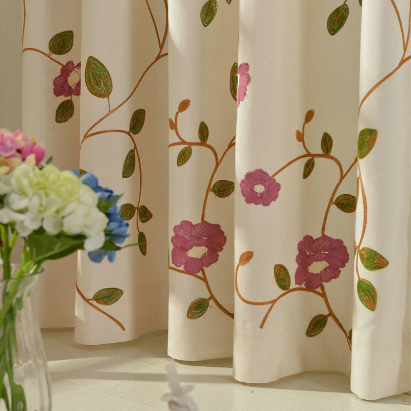 Rideau à oeillets tamisant en lin brodé fleur rouge